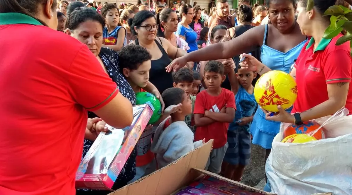 Chegada de Papai Noel em Ewbank da Câmara é marcada por distribuição de presentes e atividades recreativas